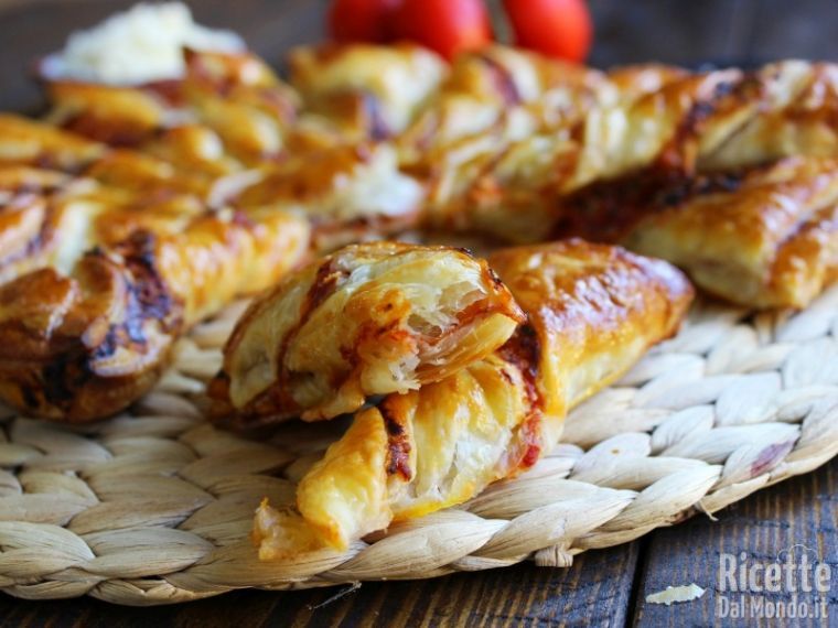 Come fare il Fiore di pasta sfoglia al gusto pizza