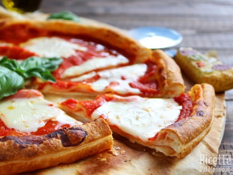 Finta pizza di pasta sfoglia | RicetteDalMondo.it