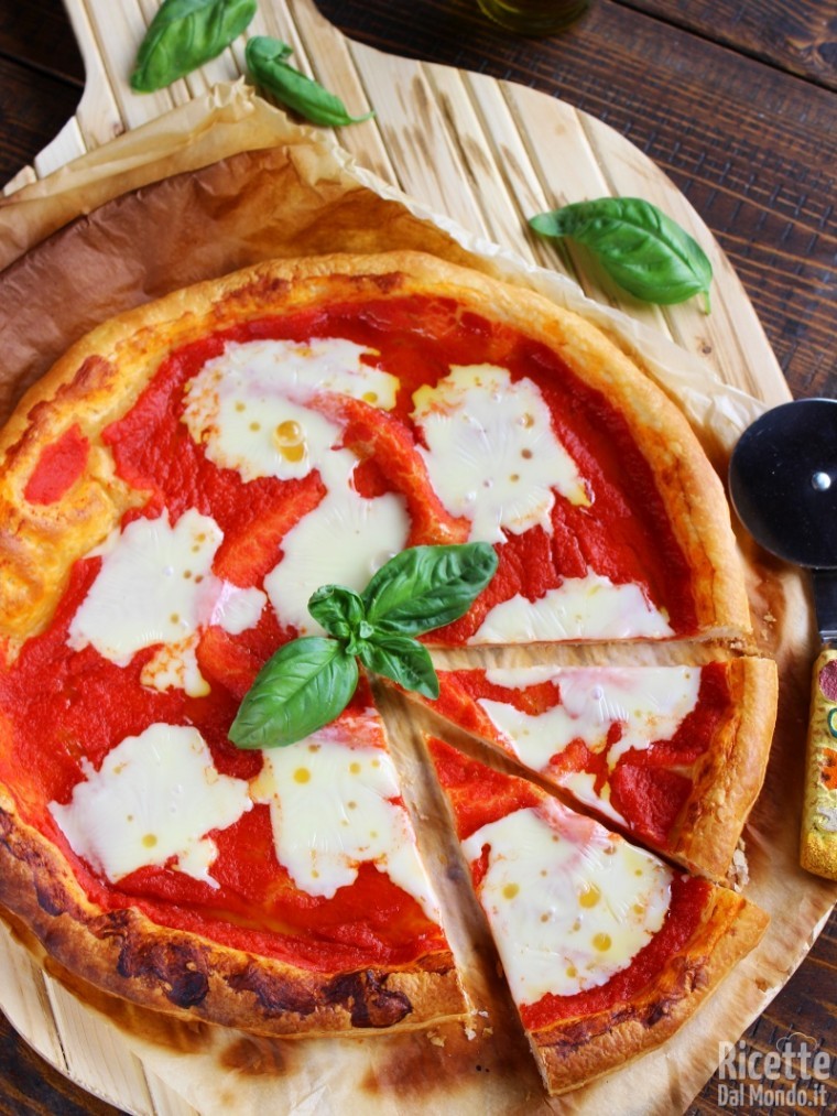 Semplice finta pizza di pasta sfoglia