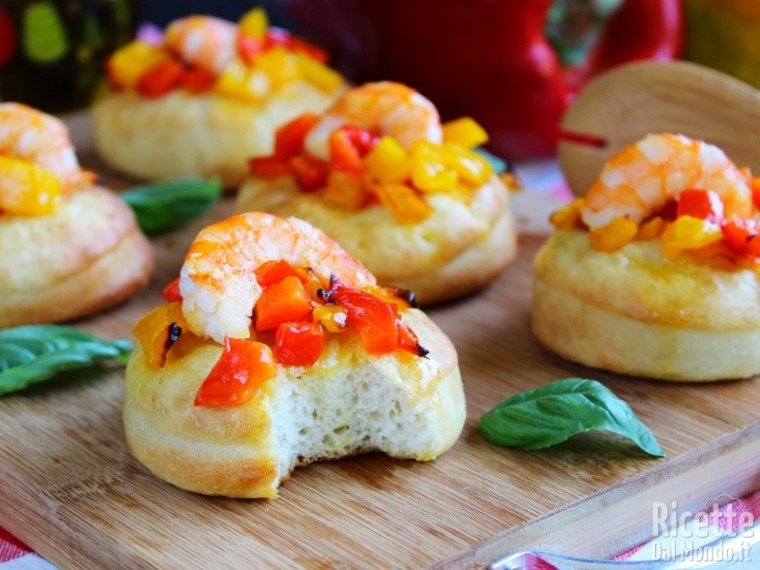 Antipasto di focaccine soffici con peperoni e gamberi