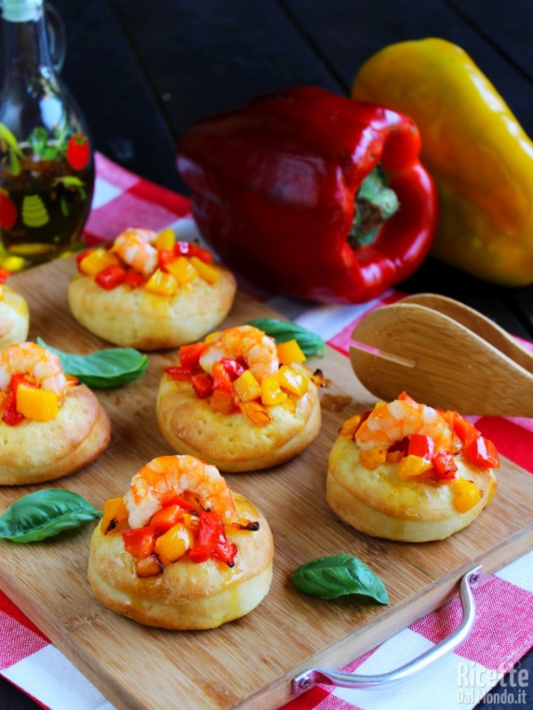 Come fare le focaccine soffici con peperoni e gamberi