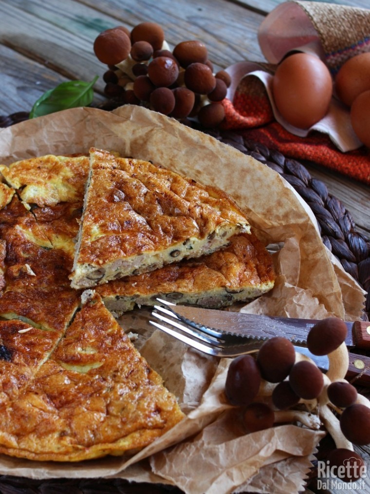 Come fare la frittata di funghi chiodini e salsiccia