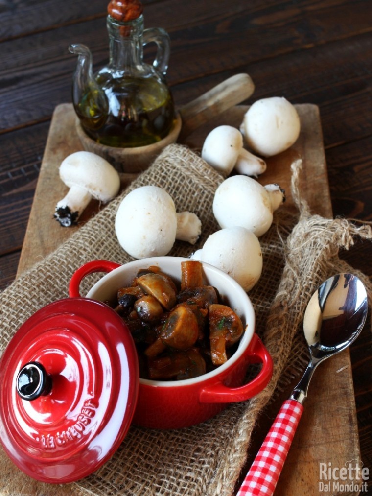 Ricetta semplice dei funghi in umido