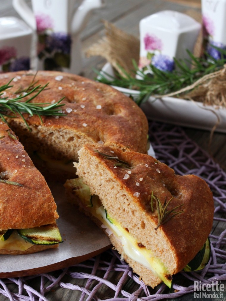 Focaccia integrale farcita con zucchine