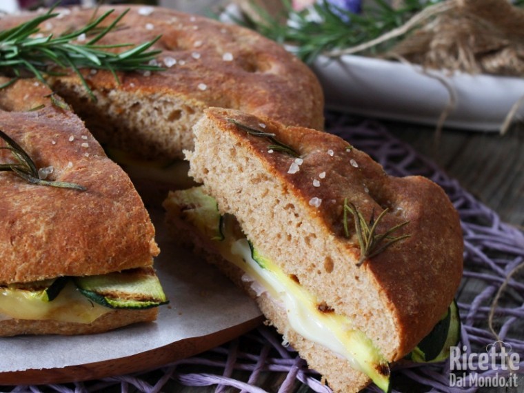 Ricca focaccia integrale farcita