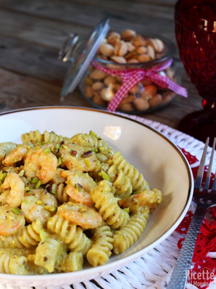 Semplici fusilli con pesto di pistacchi e gamberi