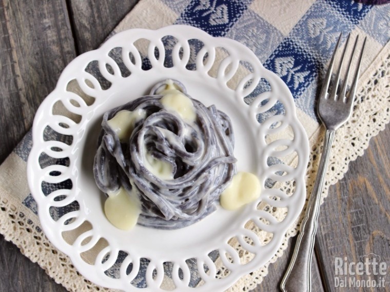 Ricetta fettuccine ai mirtilli con fonduta di taleggio