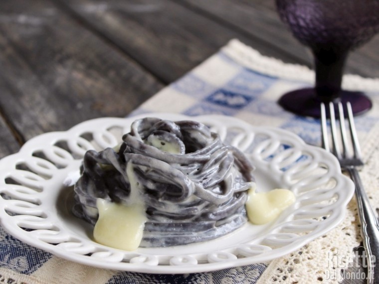 Semplici fettuccine ai mirtilli con fonduta di taleggio