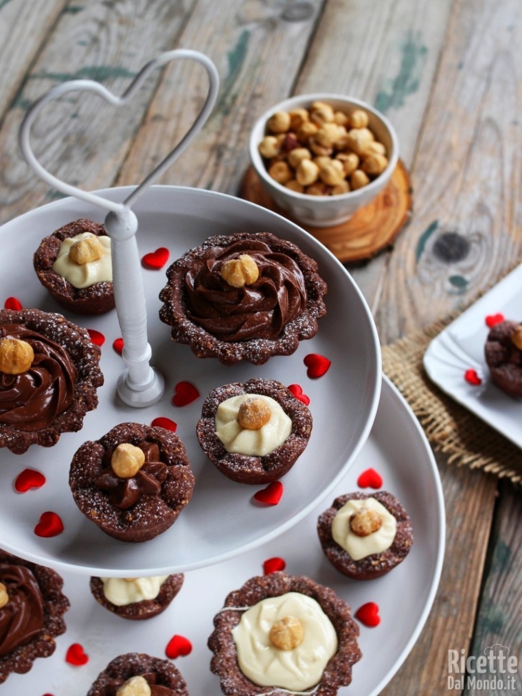 Come fare i fiorellini alle nocciole con crema al cioccolato