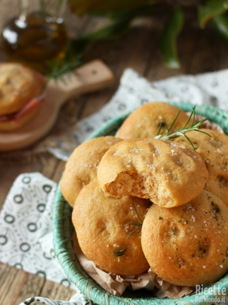 Come fare le focaccine integrali di farro morbide