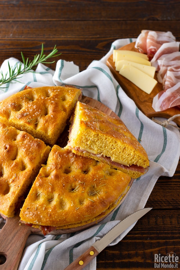 Come fare una focaccia alla zucca ripiena