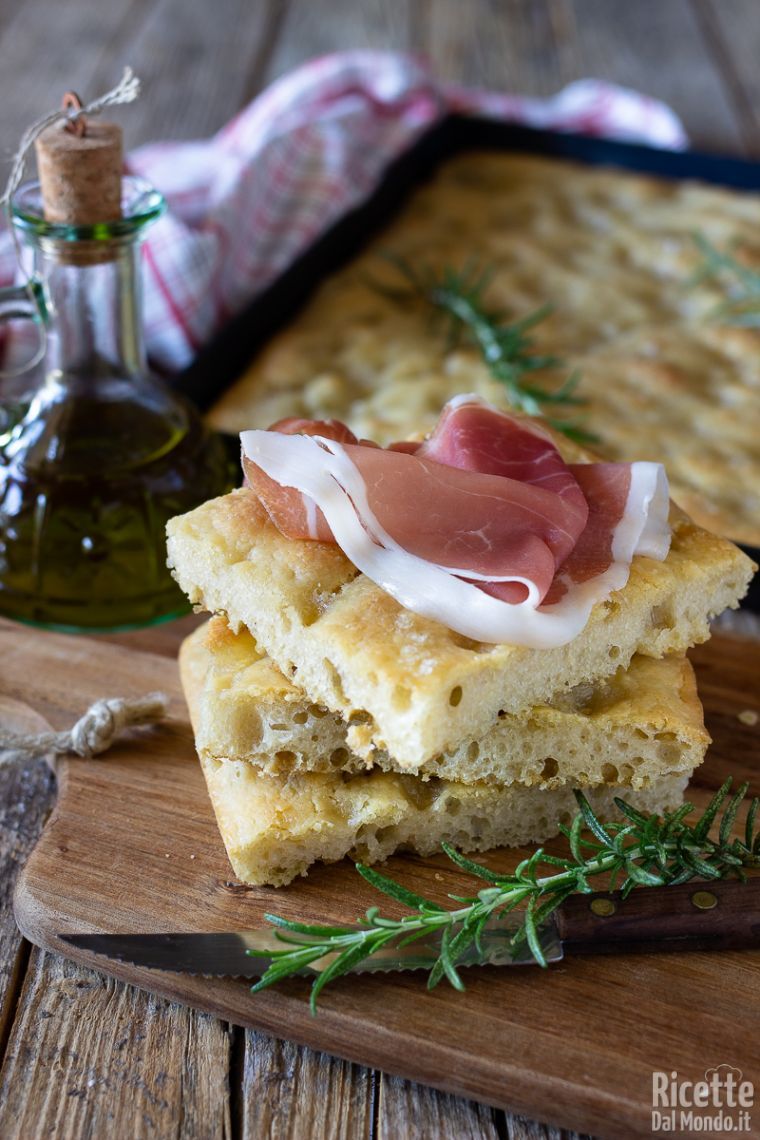 Semplice focaccia con lievito madre
