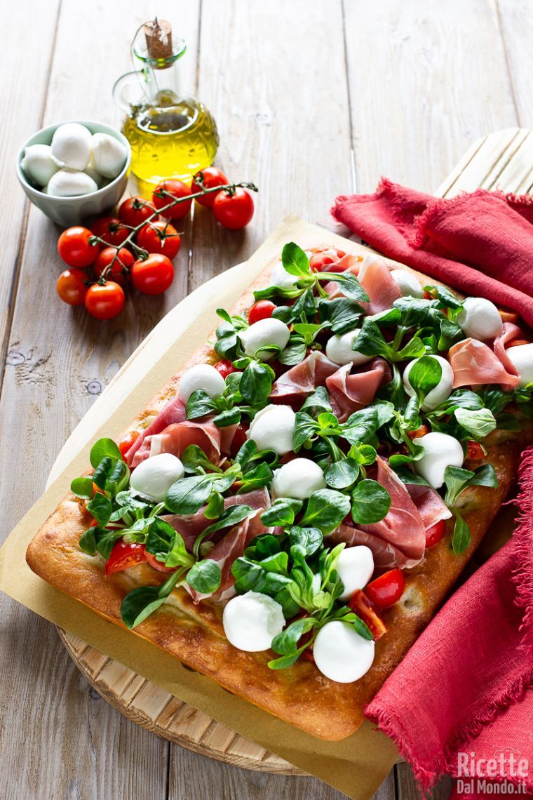 Ricetta focaccia con crudo e bufala