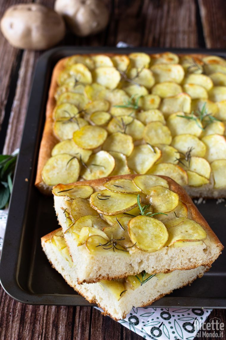 Come fare la focaccia con le patate e rosmarino