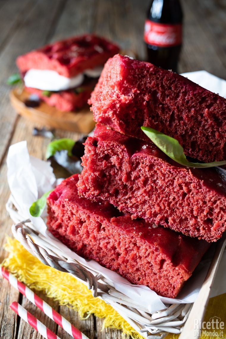 Soffice focaccia alla barbabietola