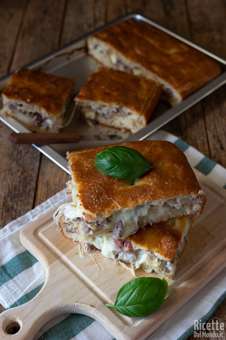 Ricetta focaccia salsiccia e mozzarella