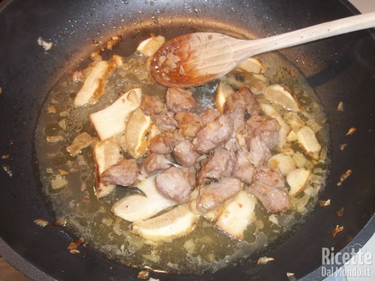 Fettuccine con Bocconcini di Capretto e Funghi