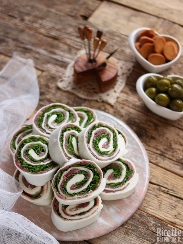 Ricetta girelle di mozzarella con prosciutto e rucola