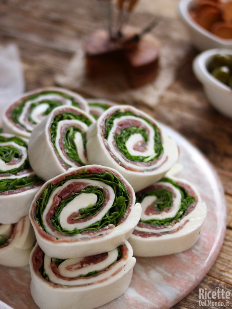 Come fare le girelle di mozzarella farcite