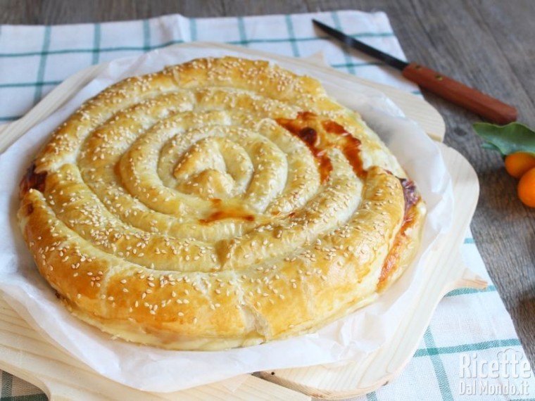 Girella di sfoglia ripiena al prosciutto