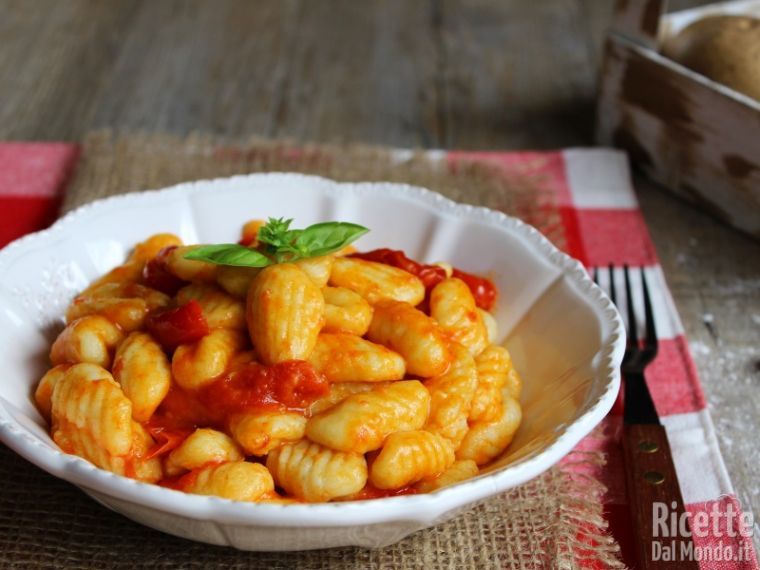 Ricetta gnocchi di patate al sugo di pomodoro