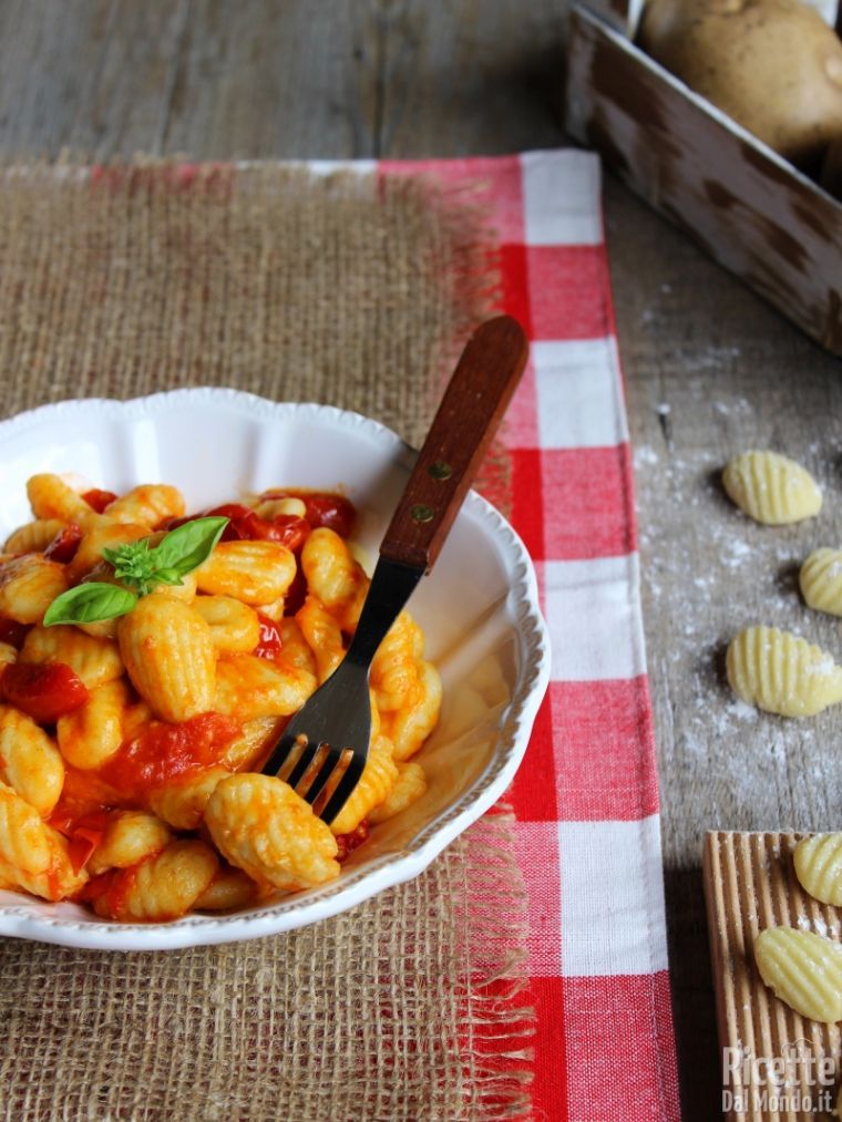 Gnocchi di patate al sugo di pomodoro fresco