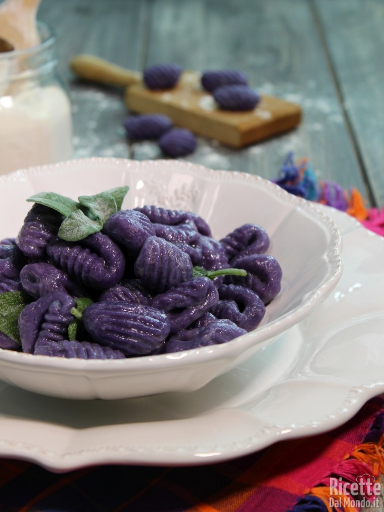 Gnocchi di patate viola con burro e salvia veloci