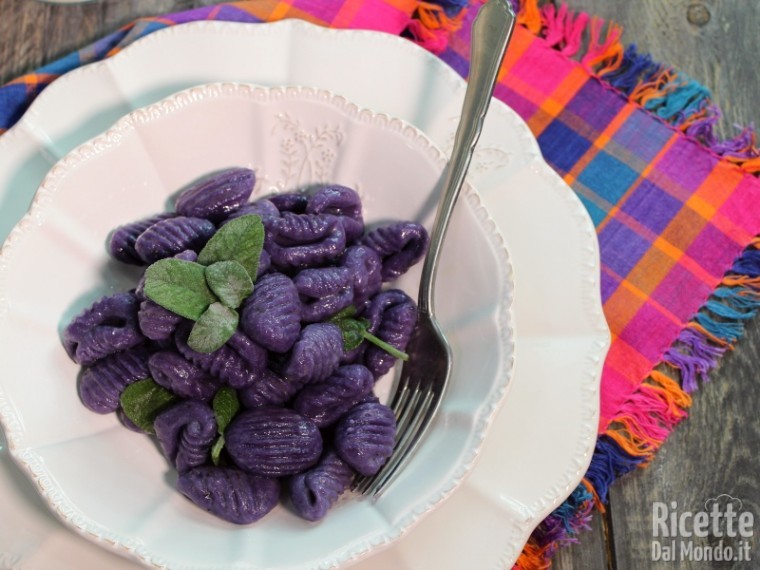 Gnocchi di patate viola con burro e salvia semplici