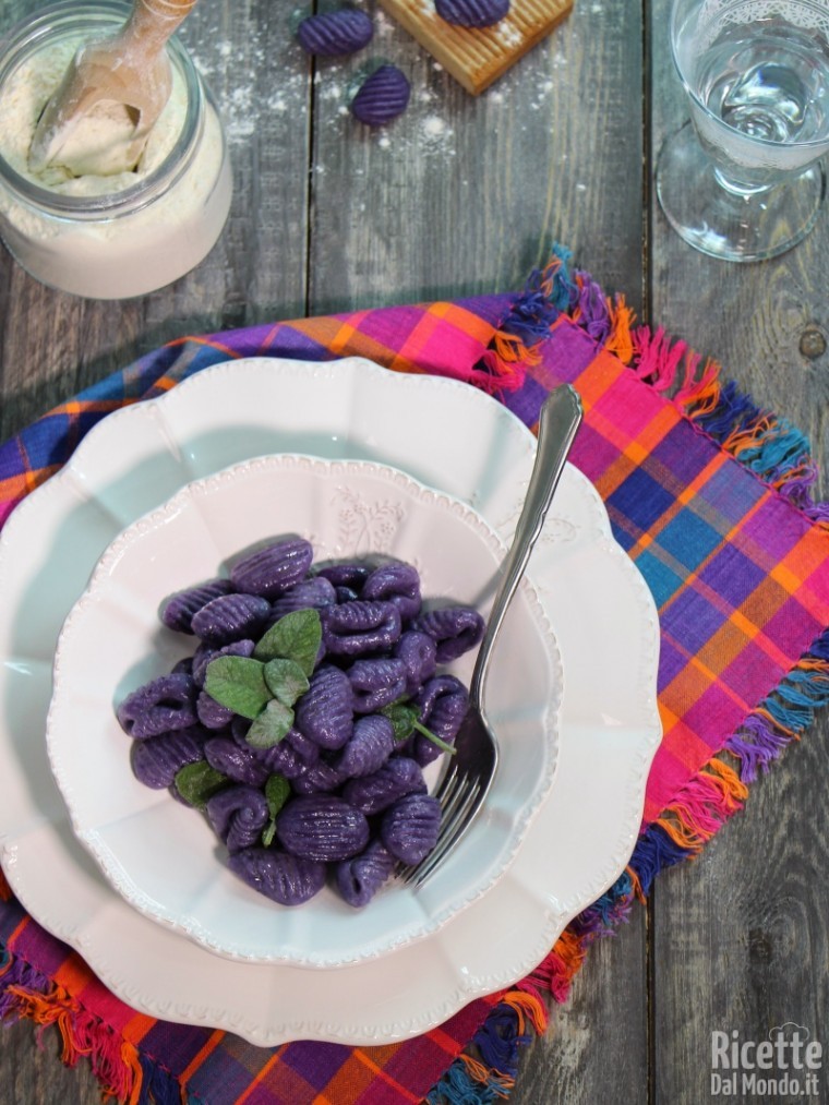Gnocchi di patate viola con burro e salvia fatti in casa