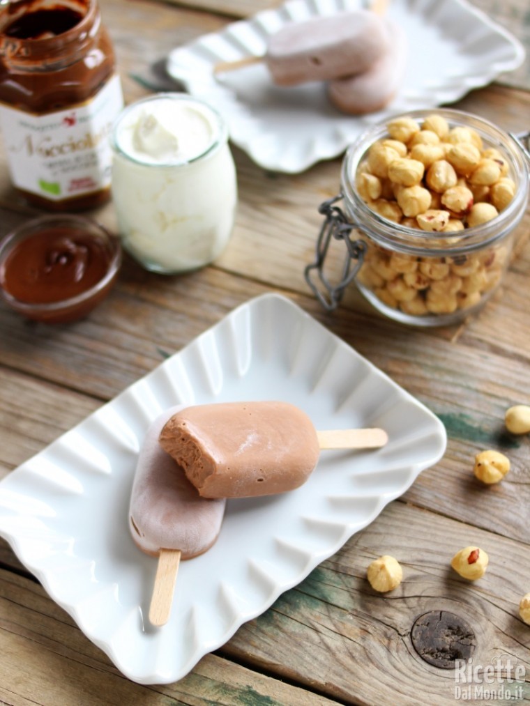 Gustoso ghiacciolo gelato con yogurt e Nocciolata