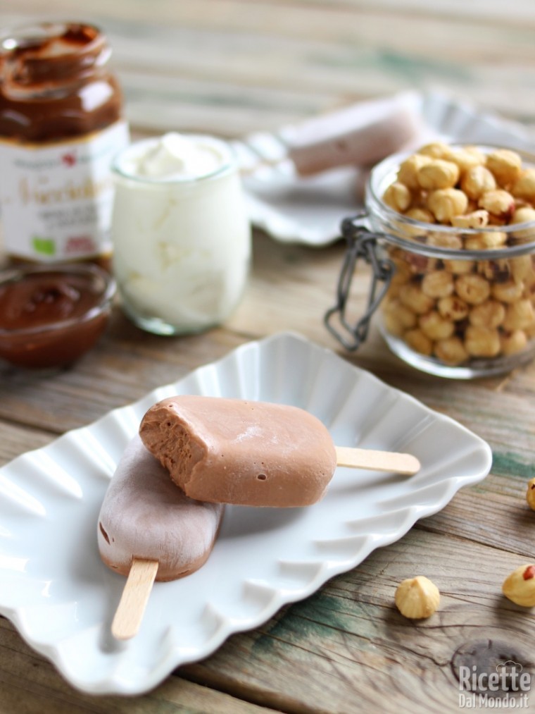 Semplice ghiacciolo gelato con yogurt e Nocciolata