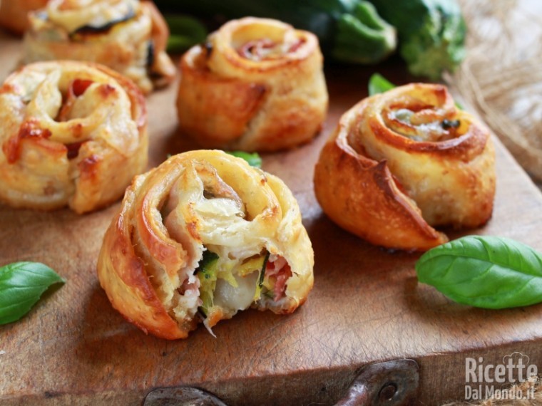 Semplici girelle di pizza con zucchine e bacon