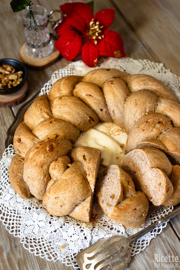 Come fare una ghirlanda di pane integrale con noci e parmigiano