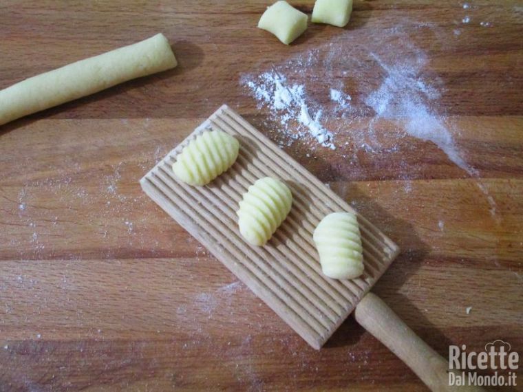 Disporre gli gnocchi sul vassoio