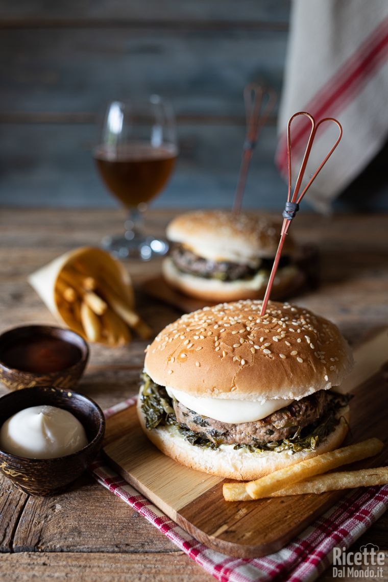 Come fare gli hamburger di vitello con friarielli e provola