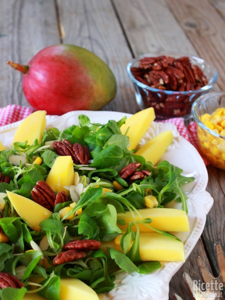 Semplice insalata di rucola e mango