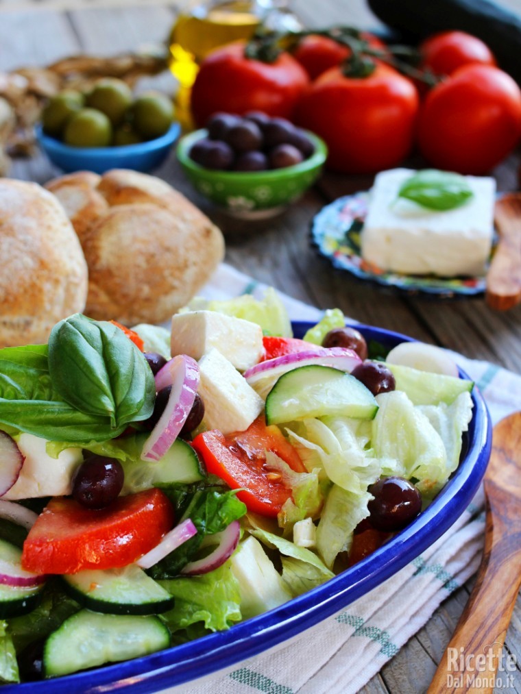 Come fare l'insalata greca (horiatiki)