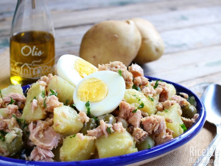 Semplice insalata di patate e tonno