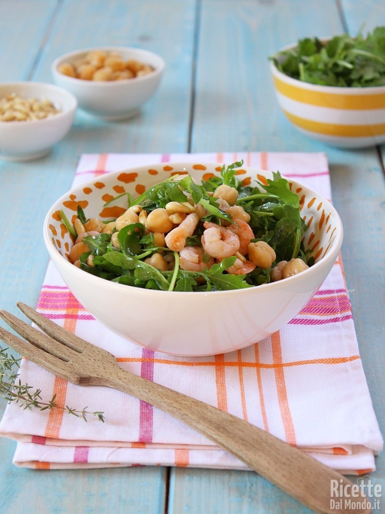 Come fare l'insalata di rucola, ceci e gamberi