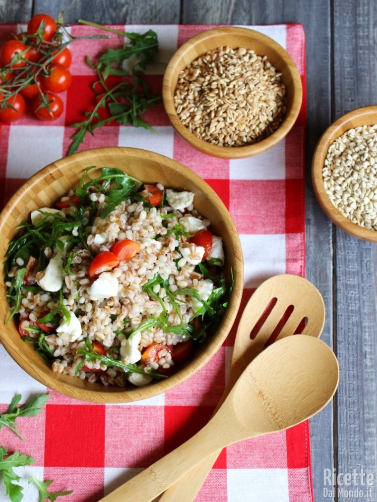 Come fare l'insalata fredda di orzo, farro e grano