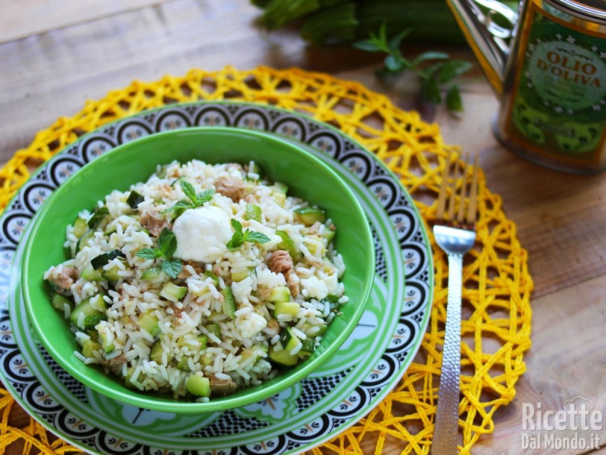 Ricetta Insalata di riso con zucchine e tonno. Un piatto nutriente ed equilibrato.