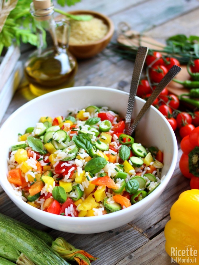 Come fare una insalata di riso con verdure crude
