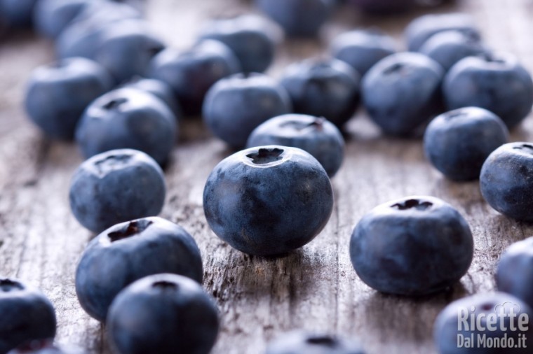 Frutta e verdura colorata: blu, viola