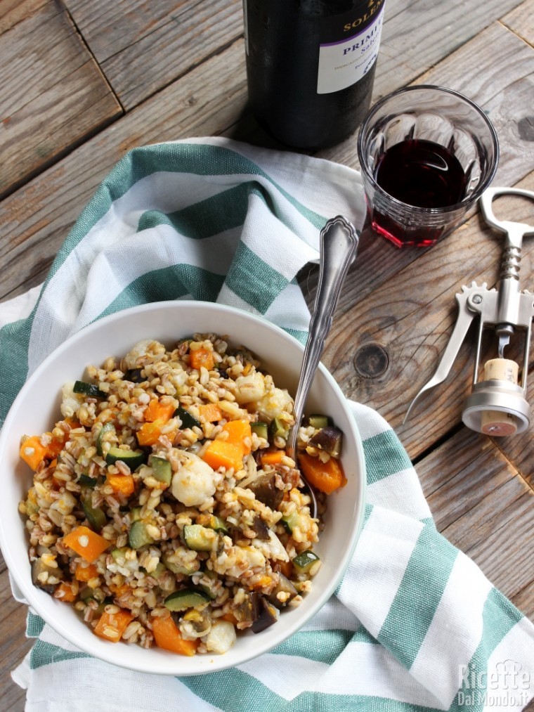 Come fare l'insalata di cereali con verdure invernali