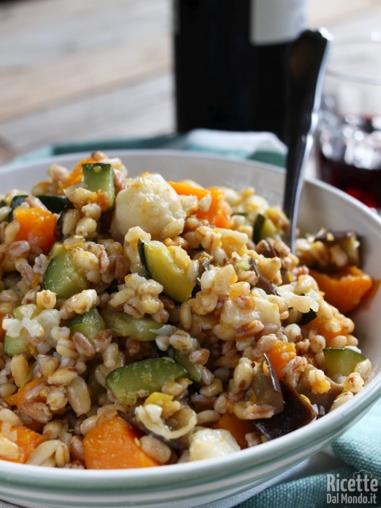 Semplice insalata di cereali con verdure invernali