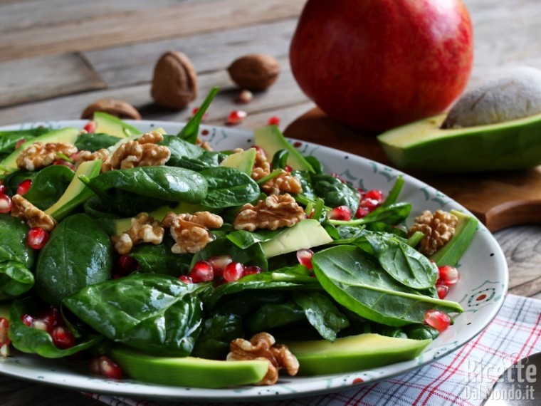 Come fare l'insalata di spinacini con avocado e melagrana
