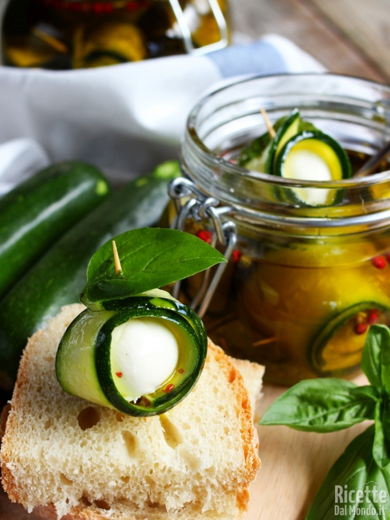 Come fare gli involtini di zucchine e ciliegine di mozzarella