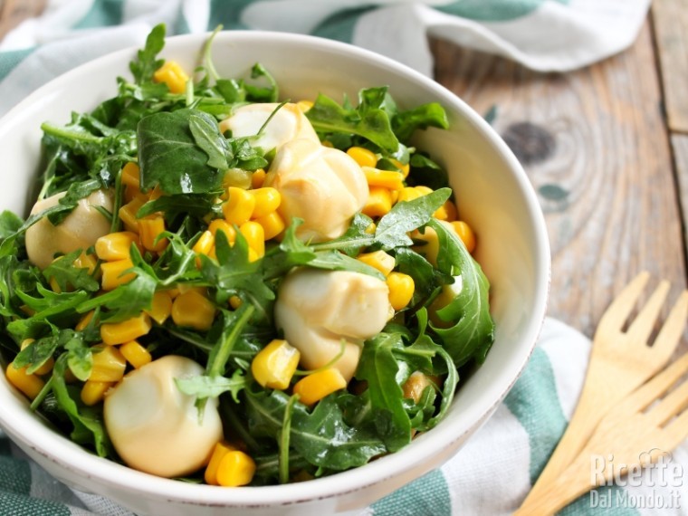 Insalata Di Rucola Mais E Ciliegine Di Provola Affumicat