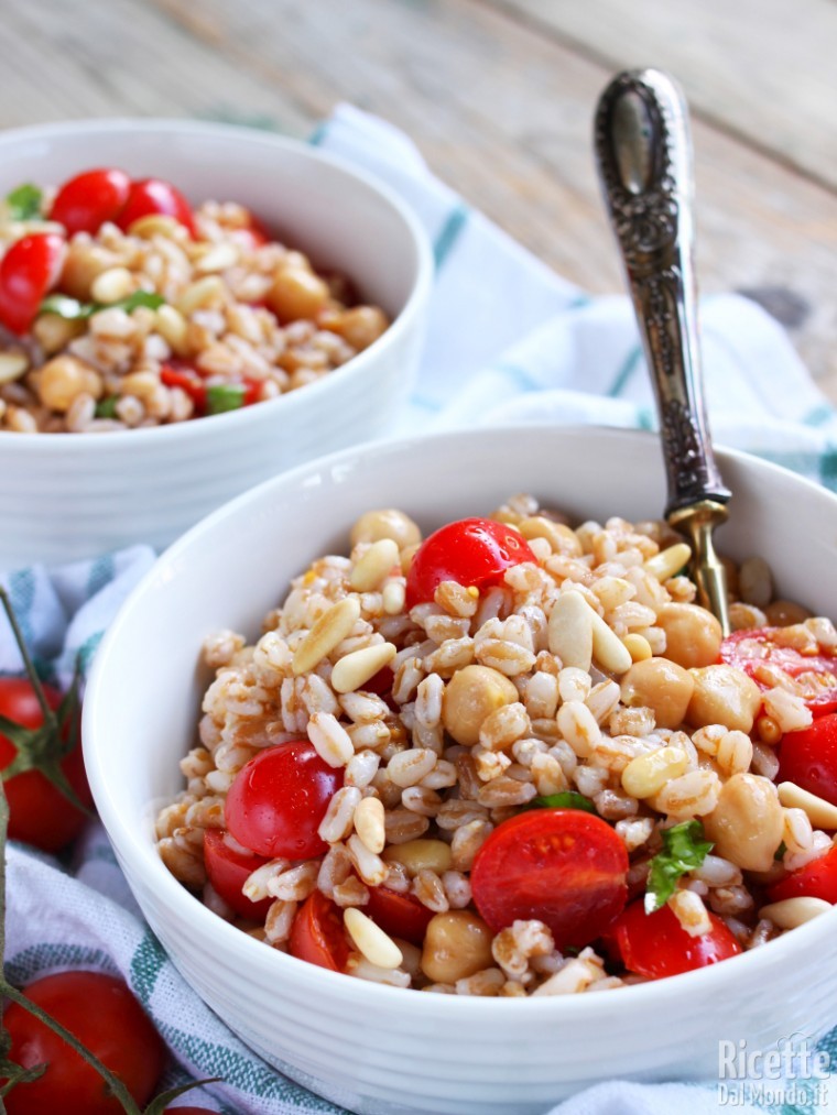 Ricetta per fare l'insalata di farro, ceci pomodori
