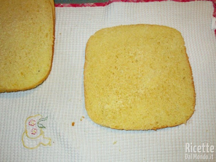 Tagliare la brioche e farcirla